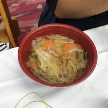 地下一階の大広間で食べられるちゃんこ