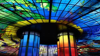 高雄MRT2路線使えて便利な駅、美しいドームは必見です