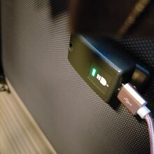 充電の様子。ケーブルは付属してません