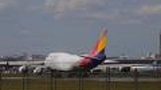 大型機が離着陸するA滑走路沿いの展望台