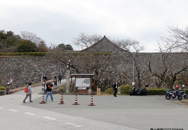 「三の丸西駐車場」に車を停め篠山城の石垣とお堀などを見て回りました