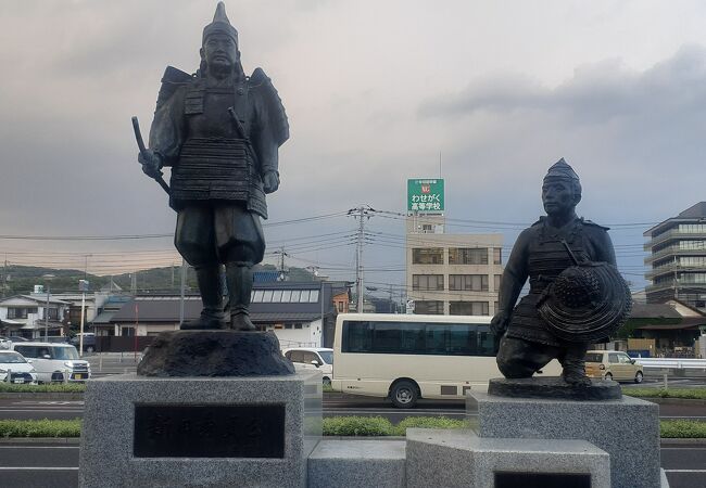 太田駅北口の駅前広場にあります