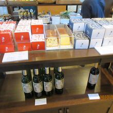 かすていら、チョコレート（トリュフ）、日本酒などの土産の展示