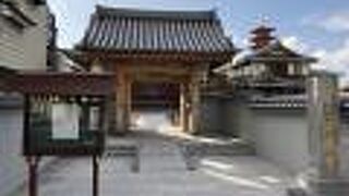 山門背景に隣の寺の五重塔が………