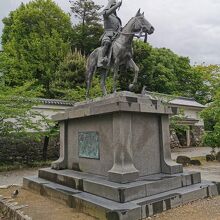 戸田氏鉄公騎馬像