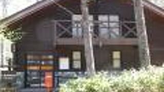 山小屋風の建物