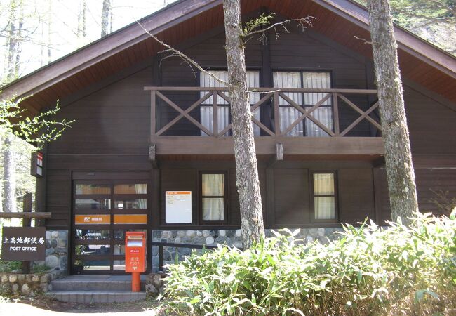 山小屋風の建物