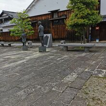 ヴォーリズと少女の像