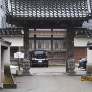 山門に邪鬼の石像がある寺院