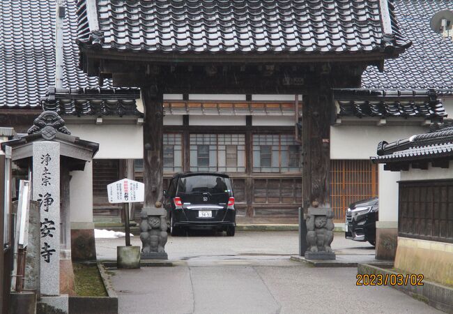 山門に邪鬼の石像がある寺院