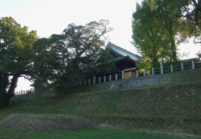 川辺の高台に