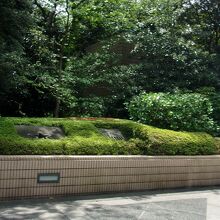 聖路加タワー東側玄関前の隅田川を望む庭園に鎮座