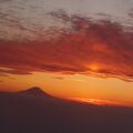 真っ赤な夕陽と富士山