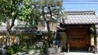 きれいに掃除の行き届いた寺。