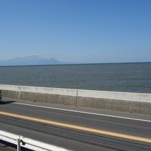 有明海の車窓。窓がきれいだったらいいのに。