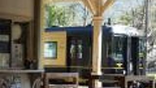 ジャズが流れる車内の雰囲気が新鮮。車窓もいい。