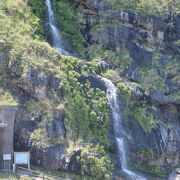 山から海に直接流れ落ちる珍しい滝