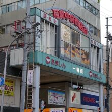 商店街の阪神尼崎側のはしっこ。