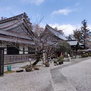 かつては難所だった寺。広い境内に様々な建物が点在します。