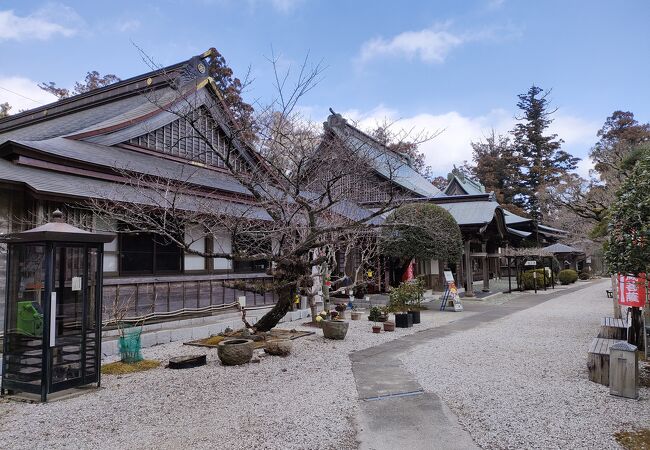 かつては難所だった寺。広い境内に様々な建物が点在します。