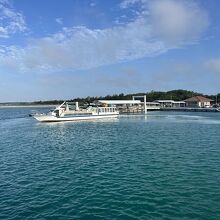 行き交う船と港