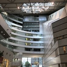 勿論館内もモダン建築で巨大な吹き抜け空間が広がります