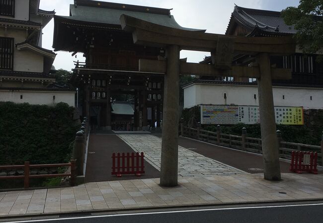 細川忠興公によって1617年に創建されました