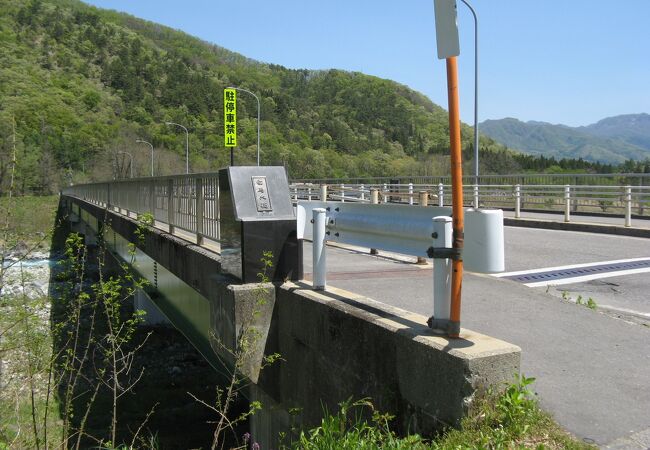 松川と白馬三山の絶景を望む