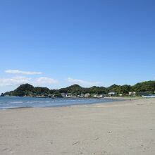 岡本桟橋あたりの海岸は波穏やかで美しい景観です