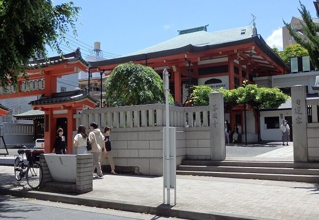 一際目立つ朱色のお寺