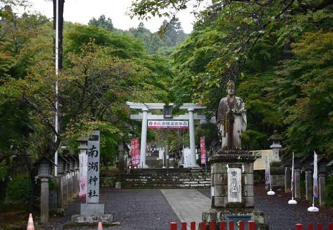 南湖公園のほとりにある神社