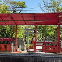 嵐電・車折神社駅のホームから神社入り口が見えてます