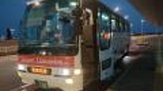 定時出発のため、始発のバス乗り場には余裕をもって来てほしい。