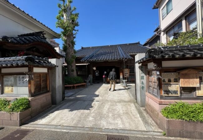 ひがし茶屋街の中にあるお寺！