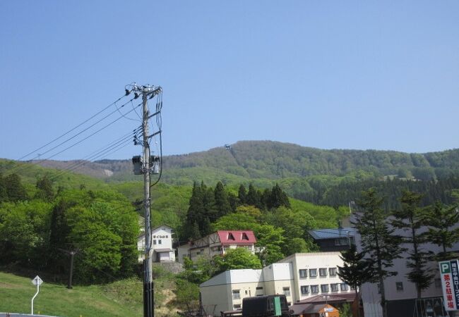 温泉街は硫黄のにおいが立ち込めている。ジンギスカンが名物