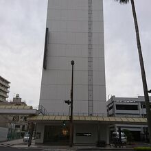 間口は狭いが奥行きは充分ある