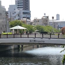 側面に大きく橋の名前が書かれている。