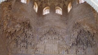 細かな装飾がこれでもかと