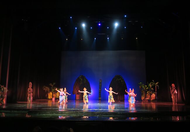 バリコレクション近くのシアターで上映されるインドネシア各地の伝統舞踊をアレンジしたスペクタクルなショー