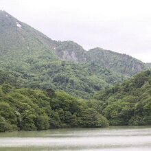 入畑ダムの湖岸風景