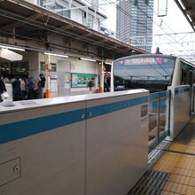 横浜駅を走行中の車両