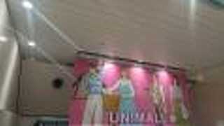 地下鉄桜通線の駅間を結ぶ、細長い地下街。