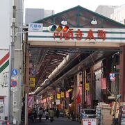 レトロな雰囲気の商店街