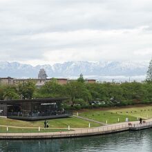 環水公園の運河に架けられた橋から撮った外観