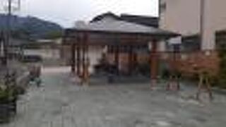 嬉野温泉エリアの東端寄りに位置する足湯がある広場