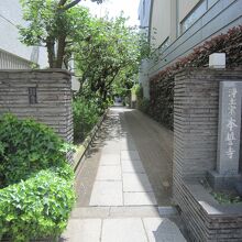 ８清洲橋通りからの参道標示