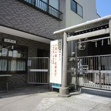 ４社務所と社殿