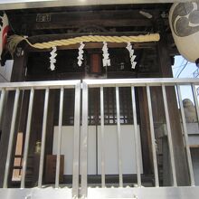 ６柵のある社殿