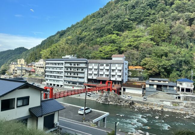 玖珠川にかかる赤い吊り橋がビューポイントです