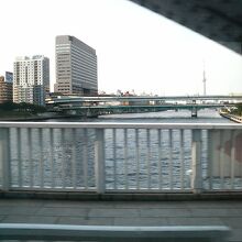 隅田川など東京の顔である川を渡っていて、風景の変化が楽しい